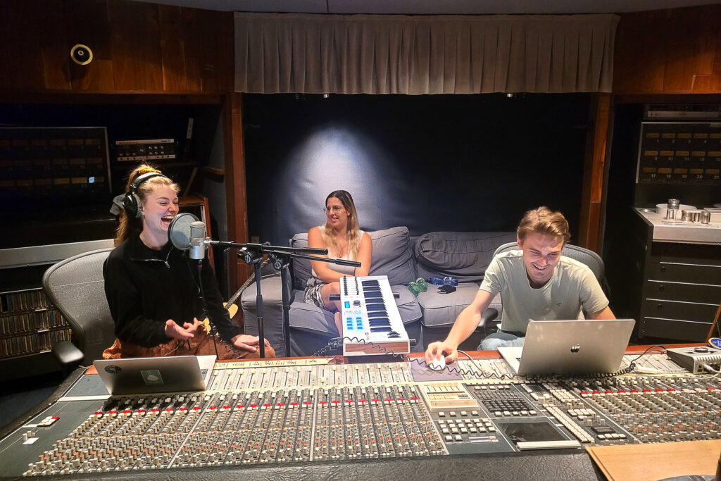 Apply for the 2023 SUISA Songwriting Camp